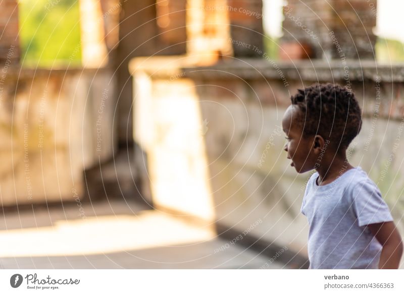 afrikanischer Junge spielt im Innenhof Kind wenig Kindheit spielen jung Spaß Afrikanisch Menschen Spielen Person Glück Aktivität Sommer Park Sport Fußball