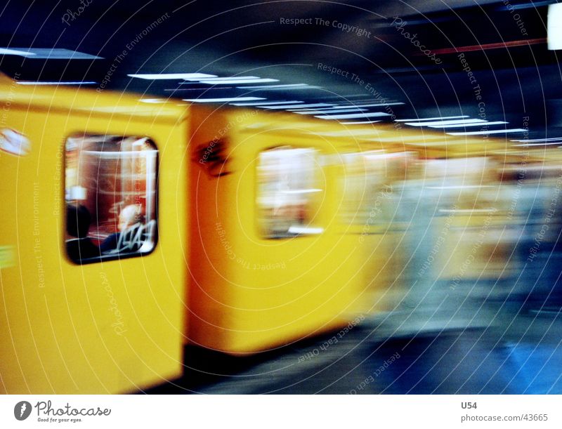 Hektik U-Bahn Berufsverkehr Stress obskur platzneid gedrängel einzelkämpfer verpassen Abfahrt Bewegungsunschärfe gelb Scheibe Abteilfenster