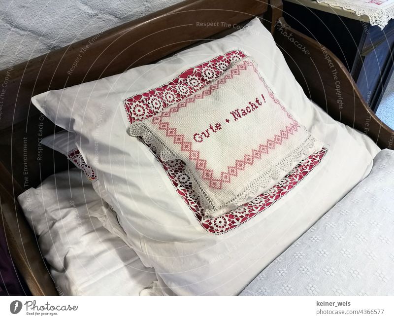 Kopfkissen von Oma auf dem "Gute Nacht" steht beschriftet Gewissen Ruhekissen Kissen Schrift Bett bestickt Spitze Stoff Textil Wäsche Schlafplatz Spitzendecke
