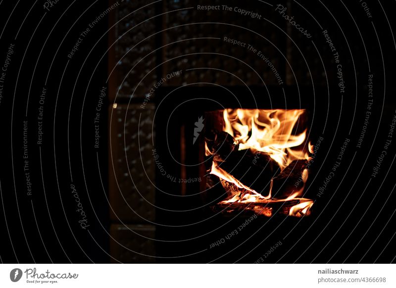 Feuer Feuerstelle Kamin Ofen Winter kalt Herbst Herbstlicht herbstliche Stimmung Flamme dunkel traditionell gemütlich heizen Heizung Heizungstechnik flammen rot