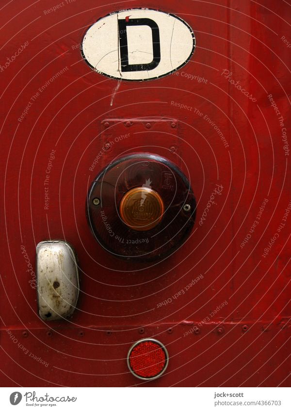 D | Rücklicht & Kennzeichenbeleuchtung Detailaufnahme stil rot alt Kfz-Nationalitätszeichen Deutschland retro Design Autolack Karosserie Nostalgie Reflektor