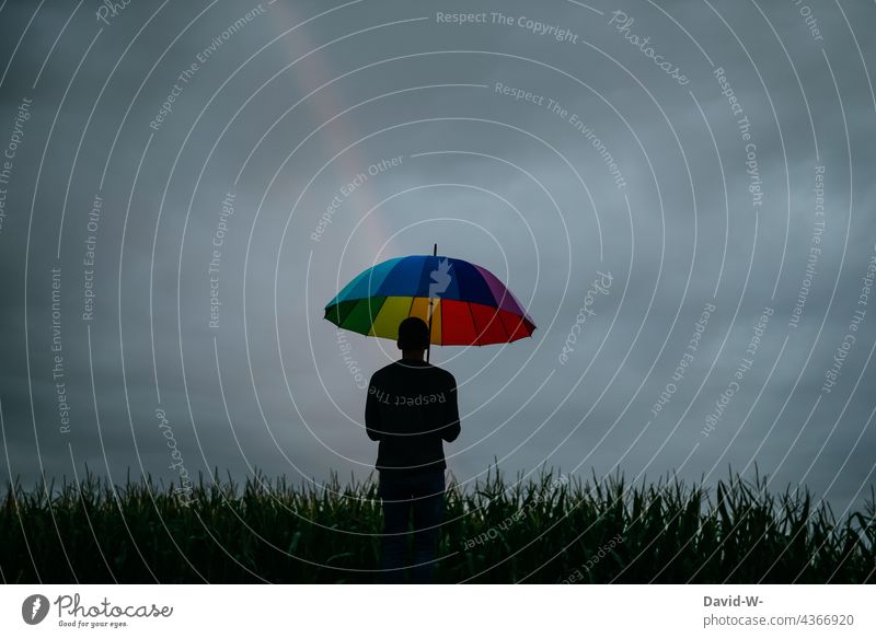 Hoffnungsschimmer auf Verbesserung - Regenbogen Freiheit Konzept bunt Vielfalt Lichtblick Glaube Symbol Leben Zukunft Regenschirm grau