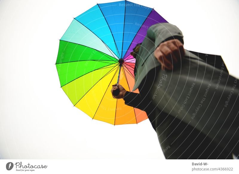 Mann im grauen Anzug mit buntem Regenschirm alternativ Gegensätze trist Farbenspiel Farbenwelt Leben Kreativität Muster Design Stil Gegenteil Pridge