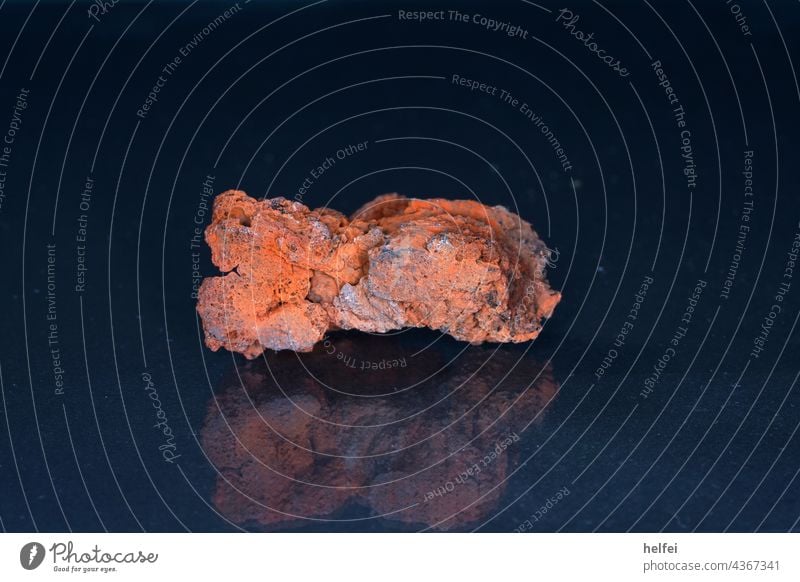 Lava stein mit Quarz Einschlüssen auf reflektierenden Untergrund im Studio fotografiert Stein Vulkan Eruption Felsen Natur natürlich Geologie Hintergrund
