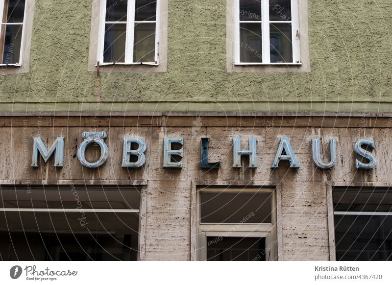 möbelhaus leuchtschrift mit patina typo typografie geschäft möbelgeschäft vintage reklame reklameschild werbung werbeschild leuchtreklame gebäude architektur