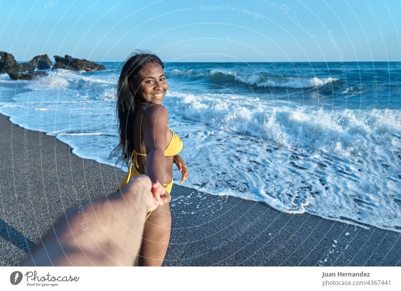 Verliebte afroamerikanische Frau hält die Hand ihres Freundes am Strand hübsch Afrikanisch Amerikaner Liebe Beteiligung Romantik Freundin romantisch