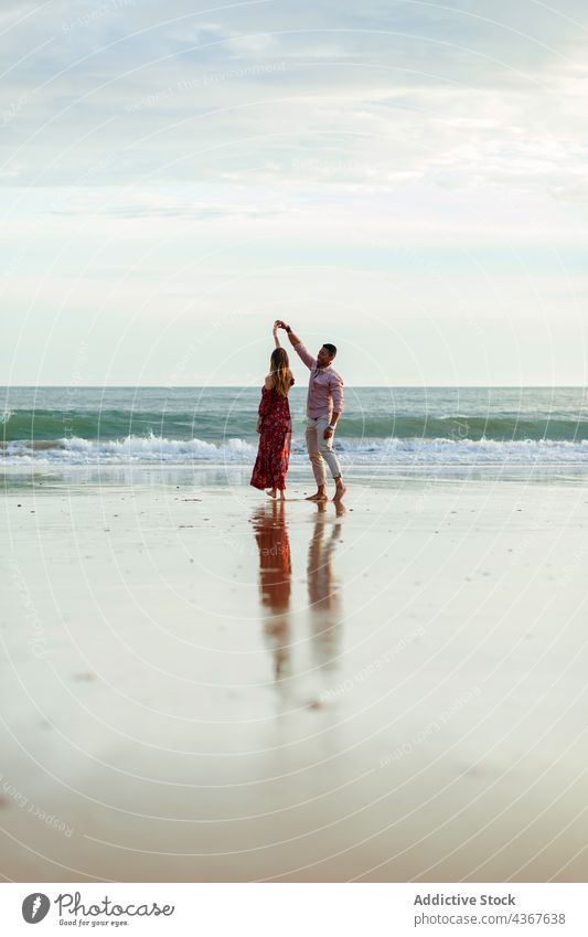 Verliebtes Paar tanzt am Abend am nassen Meeresufer romantisch Strand Sonnenuntergang Tanzen Liebe Händchenhalten MEER Zusammensein elegant Küste Romantik