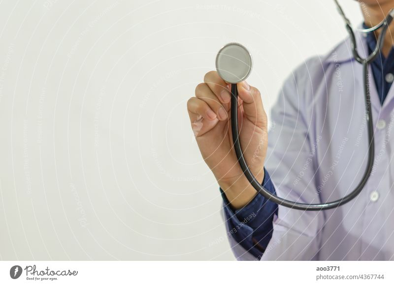 Nahaufnahme des Arztes, der ein medizinisches Stethoskop in der Hand hält Pflege Medizin Uniform Gesundheit Krankenhaus professionell Beteiligung Kardiologe