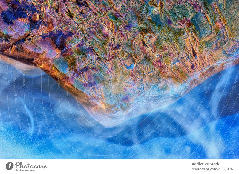 Abstrakter nasser Stein in der Nähe von Wasser abstrakt irisierend Textur Hintergrund Oberfläche hell Sauberkeit aqua rau farbenfroh lebhaft liquide