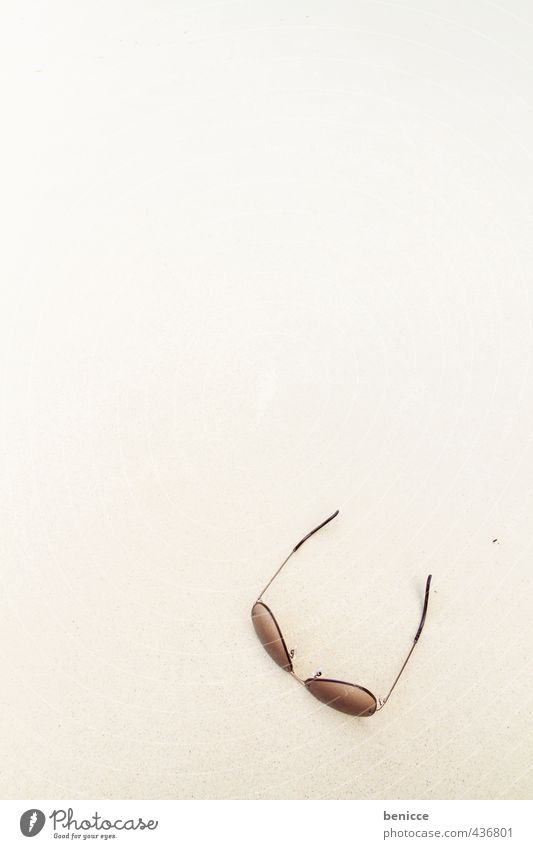 sunglasses in sand Sonnenbrille Sommer Sand Strand Sandstrand Menschenleer Sprechblase Textfreiraum Ferien & Urlaub & Reisen Reisefotografie Wetterschutz Auge