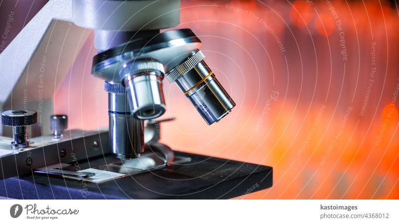 Mikroskop schulisch Analyse analytisch Biologie Biotechnologie Klinik klinisch Nahaufnahme farbenfroh Fundstück Bildung vergrößern Gerät Experiment Okular