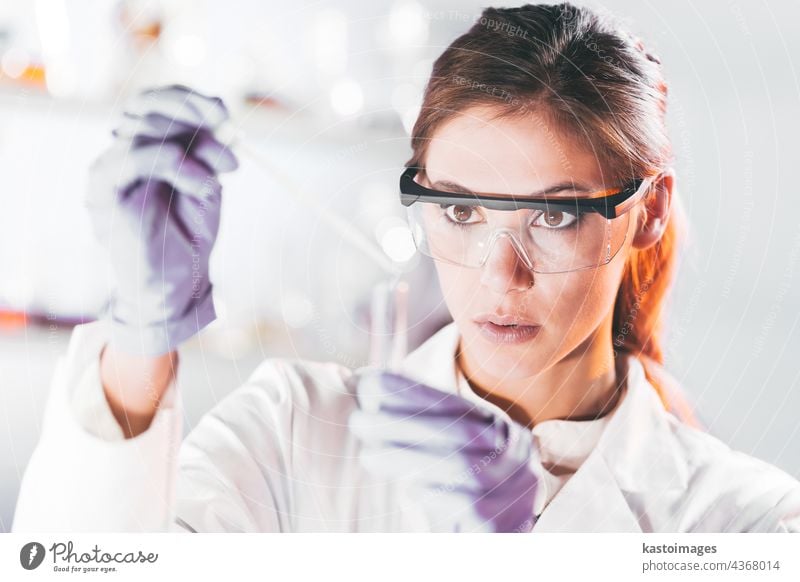 Nachwuchswissenschaftler pipettieren im Labor für Biowissenschaften. Wissenschaft forschen Frau Wissenschaftler Technik & Technologie Analyse Experiment
