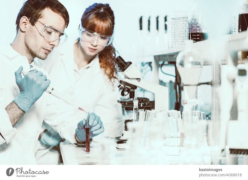 Studierende des Gesundheitswesens, die in einem wissenschaftlichen Labor arbeiten. Wissenschaft forschen Analyse Wissenschaftler Schüler lernen Vorgesetzter