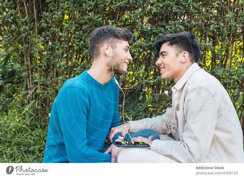 Schwules Paar chillt auf einer Wiese im Park Männer lgbt genießen Homosexualität Zusammensein heiter schwul Partnerschaft männlich Lächeln Liebe Freund Rasen
