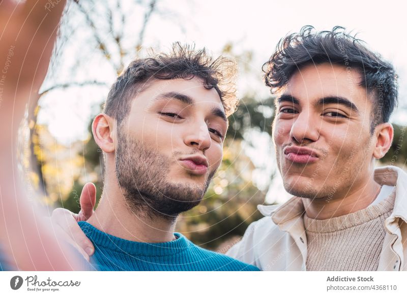 Glückliches LGBT-Paar von Männern, die ein Selfie im Park machen Selbstportrait heiter Homosexualität lgbt Spaß haben schwul Zusammensein gleichgeschlechtlich