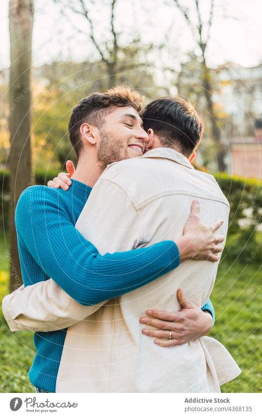 Liebendes homosexuelles Männerpaar, das sich im Park umarmt Paar Umarmung Umarmen schwul lgbt Homosexualität Freund Partnerschaft männlich Zusammensein