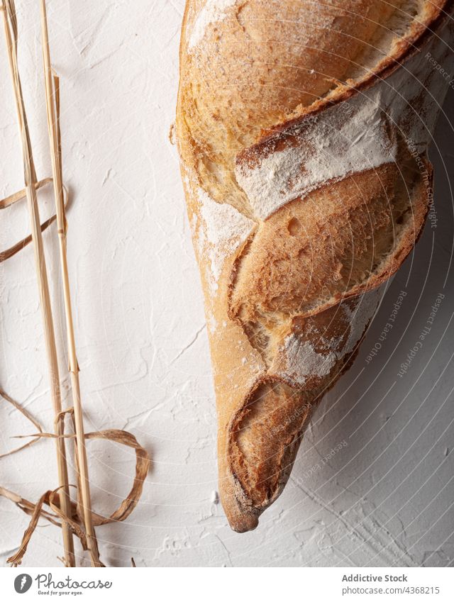 Frisches Brot und Weizenähren Baguette gebacken Spitze rustikal Kunstgewerbler Bäckerei Brotlaib Lebensmittel natürlich geschmackvoll Ernährung frisch