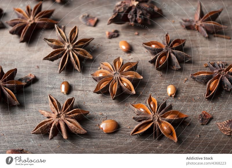 Anissterne auf Holztisch Stern Aroma Gewürz Samen Hintergrund natürlich Lebensmittel rustikal Gesundheit aromatisch getrocknet organisch Bestandteil Küche