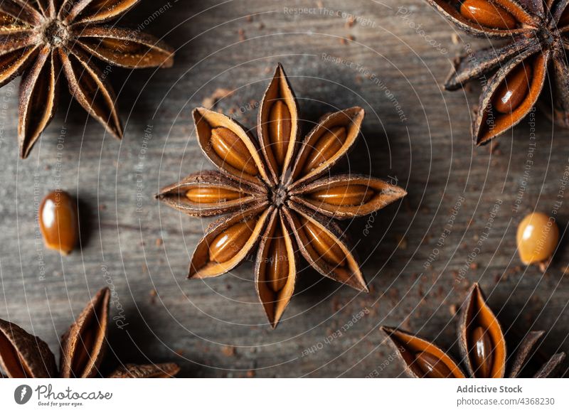 Anissterne auf Holztisch Stern Aroma Gewürz Samen Hintergrund natürlich Lebensmittel rustikal Gesundheit aromatisch getrocknet organisch Bestandteil Küche