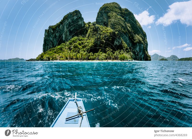 Lokale Banca Boot nähert sich erstaunliche tropische Insel Tour Reise in die geschützte berühmte Inselgruppe Bacuit El Nido, Sehenswürdigkeiten touristischen Standorten Palawan auf den Philippinen