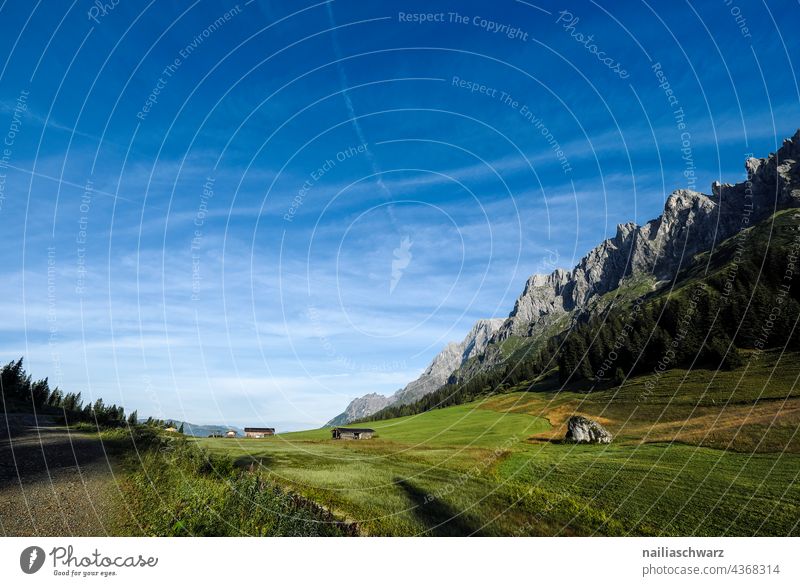 Landschaft in Alpen Berge u. Gebirge Bergkette Berge im Hintergrund blau Himmel Sommer Gras Wege & Pfade wandern Sommerurlaub Natur Außenaufnahme Farbfoto