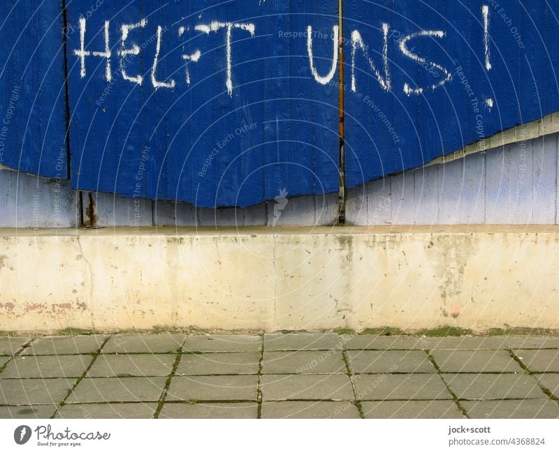 HELFT UNS! Betonmauer Mauer Bürgersteig Bodenplatten Strukturen & Formen blau trist geschwungen Spray Wort Deutsch Straßenkunst Großbuchstabe Kreativität