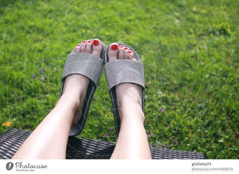Nahaufnahme der weiblichen Füße in Glitzer-Badesandalen, Sonnenbad auf der Liege im Garten fuesse Außenaufnahme Sommer Frau Beine Damenschuhe entspannend