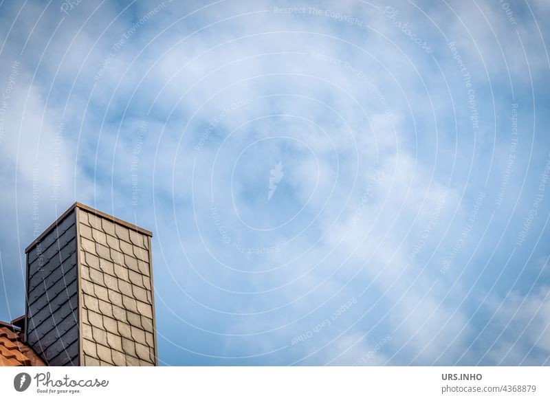 der quadratische Schornstein freut sich über die neuen Schindeln aus Schiefer urban Außenaufnahme Gebäude Dach Menschenleer Himmel Textfreiraum oben schwarz