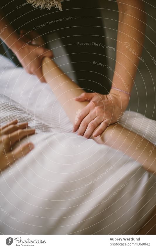 Frau erhält eine Massage 25-30 30-35 35-39 Erwachsener Rücken Gleichgewicht Windstille Übung Hände Heilung Gesundheit Gesunder Lebensstil im Innenbereich