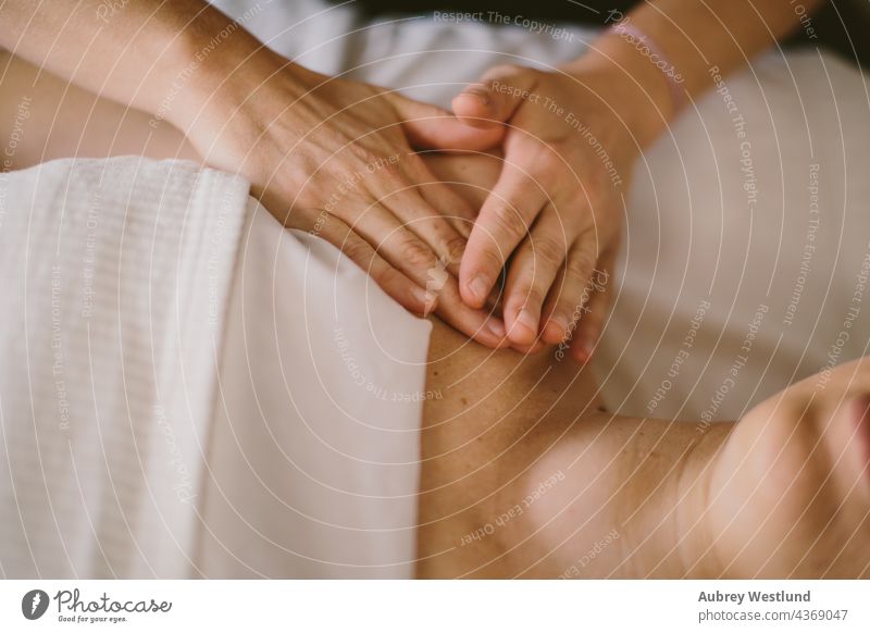 Hände einer Masseurin bei einer Massage 25-30 30-35 35-39 Erwachsener Rücken Gleichgewicht Windstille Übung Frau Heilung Gesundheit Gesunder Lebensstil