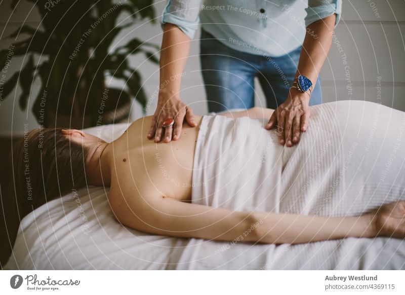 Frau erhält eine Rückenmassage 25-30 30-35 35-39 Erwachsener Gleichgewicht Windstille Übung Hände Heilung Gesundheit Gesunder Lebensstil im Innenbereich