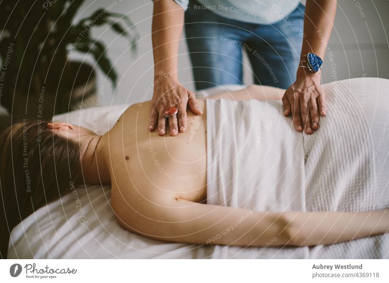 Frau erhält eine Rückenmassage 25-30 30-35 35-39 Erwachsener Gleichgewicht Windstille Übung Hände Heilung Gesundheit Gesunder Lebensstil im Innenbereich