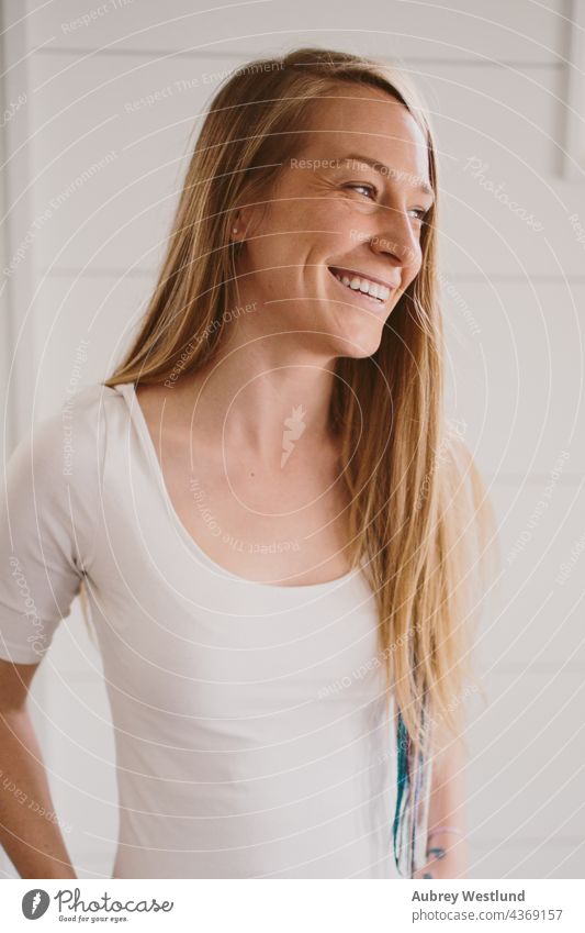 lächelnde Frau mit langen blonden Haaren 25-30 30-35 35-39 Erwachsener Rücken Gleichgewicht Windstille Übung Hände Heilung Gesundheit Gesunder Lebensstil