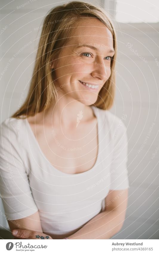 Porträt einer jungen blonden Frau 25-30 30-35 35-39 Erwachsener Rücken Gleichgewicht Windstille Übung Hände Heilung Gesundheit Gesunder Lebensstil