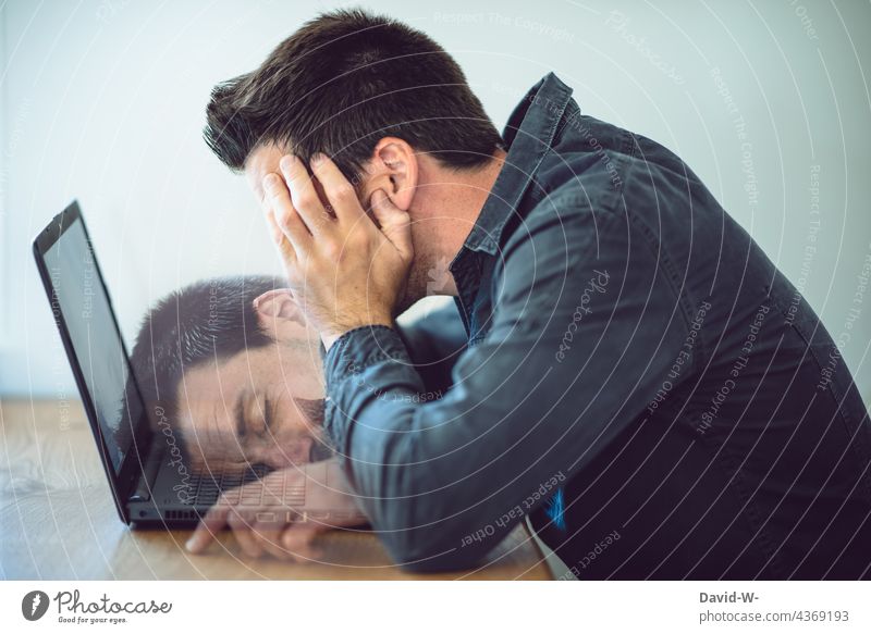 Mann sitzt überarbeitet, unmotiviert und müde an seinem Laptop eingeschlafen Homeoffice Büro Arbeitsplatz Notebook Fotomontage Schreibtisch unkonzentriert