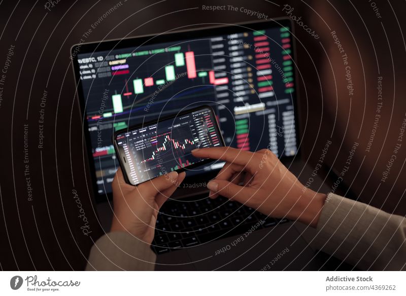 Crop Trader mit Smartphone und Arbeit mit binärer Option Händler Makler Tabelle Handel finanziell benutzend Statistik analysieren graphisch professionell Mobile