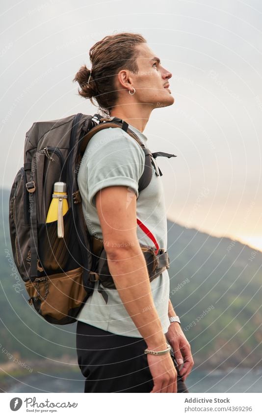 Männlicher Wanderer steht auf einem Felsen über dem Meer Mann Aussichtspunkt bewundern reisen MEER Trekking Sommer Abenteuer männlich Ausflug Natur beobachten