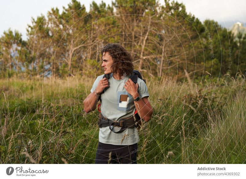 Reisender Mann auf einem Feld bei Sonnenuntergang reisen Backpacker Sommer Spaziergang Trekking Abend Freiheit männlich Wiese Rucksack Natur Abenteuer