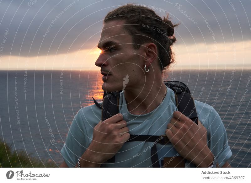 Männlicher Wanderer steht auf einem Felsen über dem Meer Mann Aussichtspunkt bewundern reisen MEER Trekking Sommer Abenteuer männlich Ausflug Natur beobachten