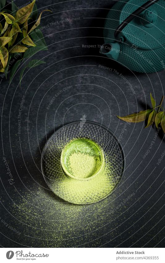 Glas mit grünem Matcha-Tee Tasse trinken Tradition Getränk Teetrinken Orientalisch Festakt Japanisch Keramik Kultur dienen Kräuterbuch Blatt Heißgetränk