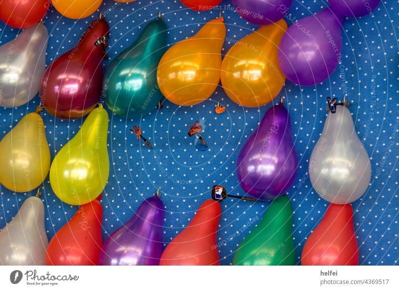 Wurf Bude auf der Kirmes mit bunten Luftballons und Wurfpfeilen und blauen Hintergrund kirmesbude jahrmarktbude box volksfest luftballon konserve dose büchse