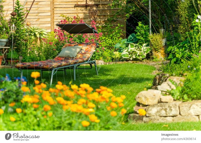 Entspannung im Landschaftsgarten. Gartenmöbel. Liege auf grünem Gras im Garten. Bequeme Stuhl-Sonnenliege zum Sonnenbaden im Freien Hintergrund Hinterhof schön