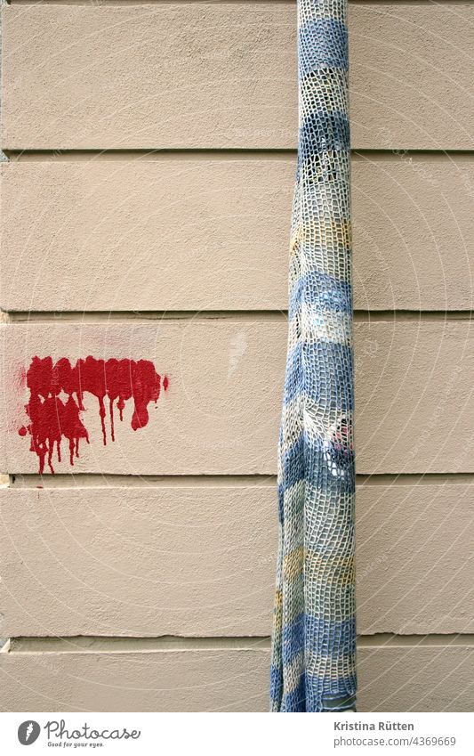 regenrohr mit strick und übermaltes graffiti guerillastricken urban knitting yarn bombing streetart street art draußen öffentlich gestrickt bestrickt