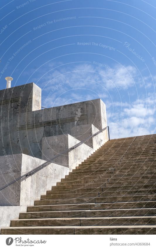 Treppe zur Befreiungshalle Kelheim Treppenaufgang Architektur Treppengeländer Menschenleer aufwärts Geländer Innenaufnahme monumental Monumentalbau Niederbayern