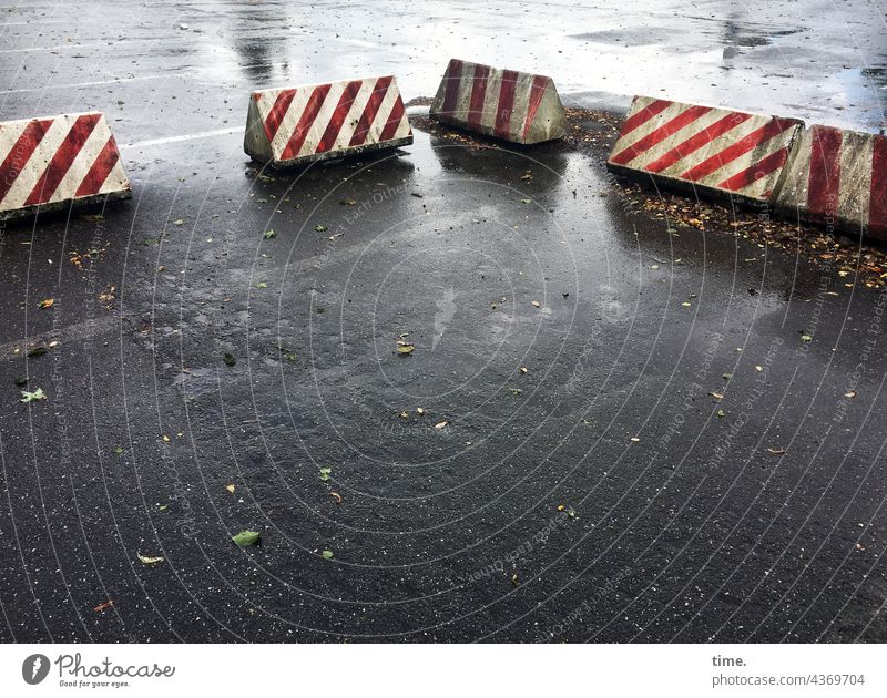 unnötig | Rumliegerchen barriere straßensperren betonschranke abgetrennt separiert kaputt trashig gestrichen abgegrenzt markiert weiß rot laub parkplatz stein