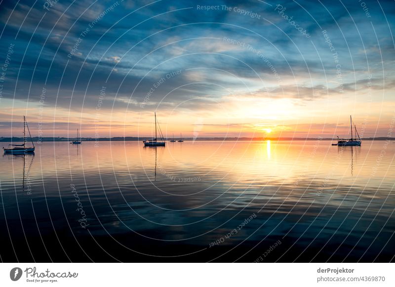 Sonnenaufgang mit Segelbooten am Morgen auf der  Ostsee in Dänemark II relaxation erholen & entspannen" Erholungsgebiet baden Freiheit Sommer Urlaub