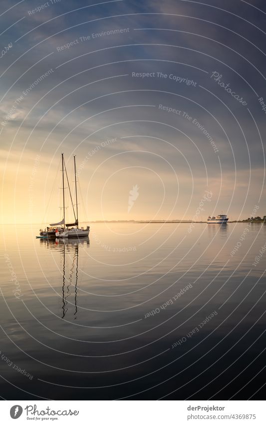 Sonnenaufgang mit Segelbooten am Morgen auf der  Ostsee in Dänemark relaxation erholen & entspannen" Erholungsgebiet baden Freiheit Sommer Urlaub