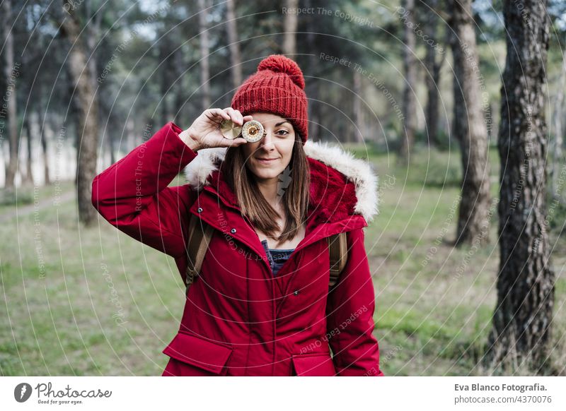 Backpacker kaukasische Frau hält Kompass vor dem Auge im Wald. Wandern und Natur Kaukasier wandern Schifffahrt Orientierungslauf Freizeit Anleitung durchsuchend