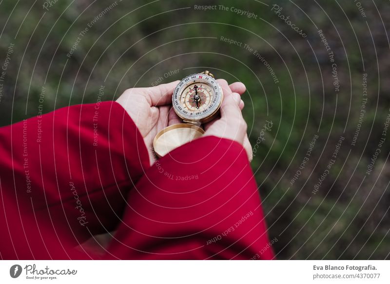 Unerkennbare Frau hält Kompass im Wald. Ansicht von oben. Wandern und Natur unkenntlich Kaukasier wandern Backpacker Schifffahrt Orientierungslauf Freizeit