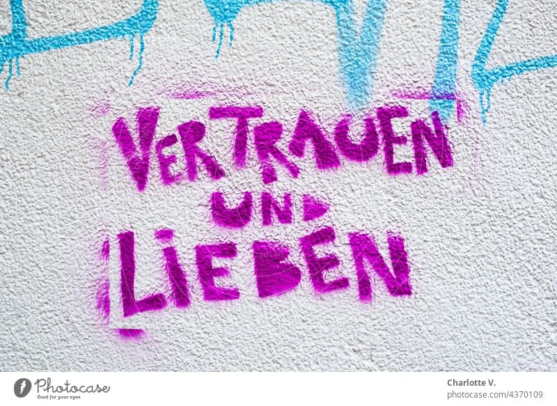 Vertrauen und lieben Graffiti Farbfoto Außenaufnahme Wand Schriftzeichen Mauer Straßenkunst Schmiererei Jugendkultur Subkultur Buchstaben trashig Text Wort